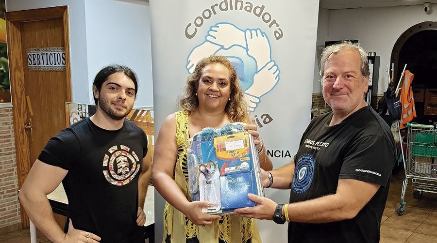 Coordinadora Solidaria Valencia entrega material escolar a 140 menores