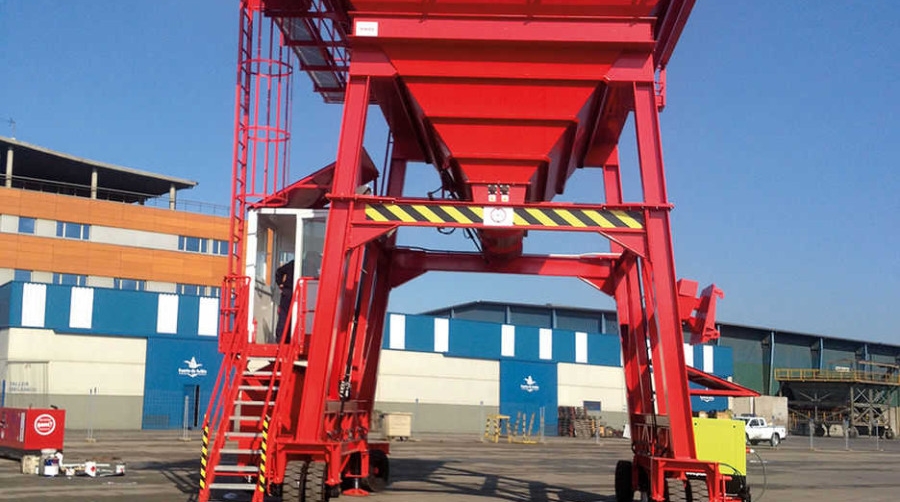 CHIA entrega una tolva para graneles en el Puerto de Avil&eacute;s