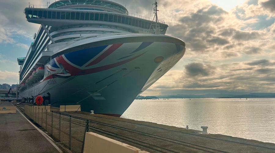 Tras la escala ayer domingo del buque Sirena, de Oceania Cruises, esta mañana han coincidido en la dársena cántabra el Ambience, de Ambassador Cruise Line y el Ventura, de Carnival P&amp;O.