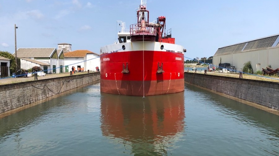 El Puerto de Baiona pone a punto su draga &ldquo;Hondarra&rdquo;