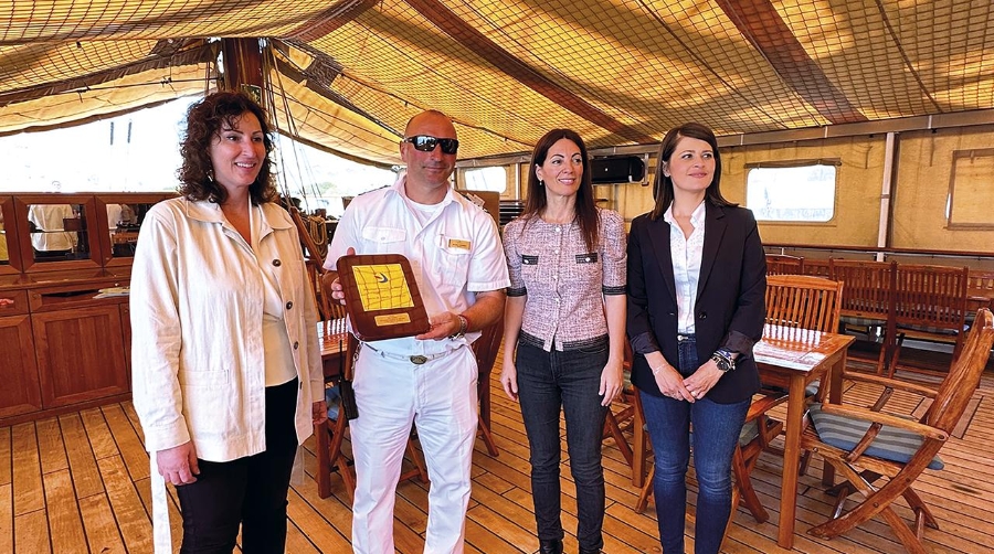 De izquierda a derecha: María del Mar Vázquez, alcaldesa de Almería; Sergey Komakin, capitán del “Sea Could”; Rosario Soto, presidenta de la Autoridad Portuaria de Almería; y Ángeles Martínez, vicepresidenta de la Diputación Provincial.