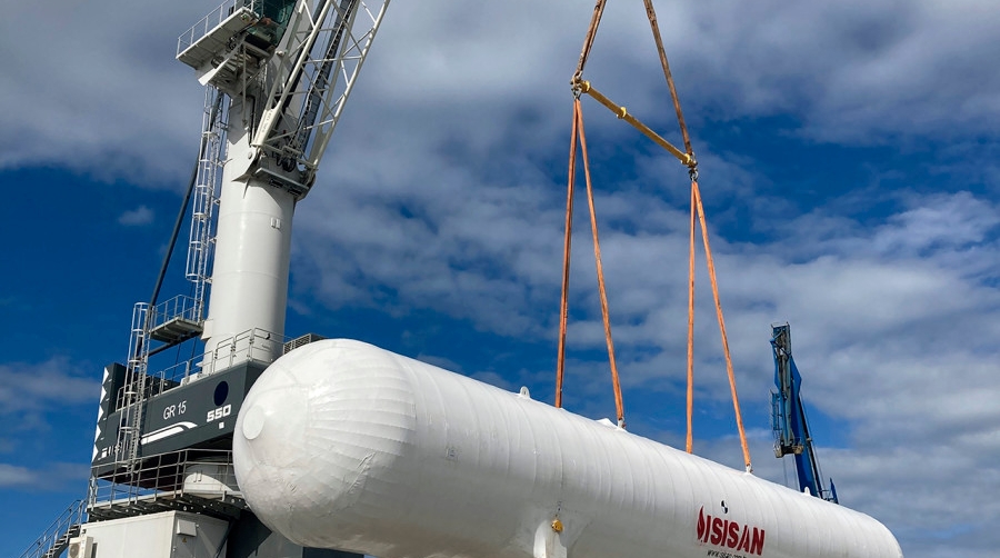 El Puerto de Baiona optimiza su operativa con dos gr&uacute;as m&oacute;viles portuarias Liebherr