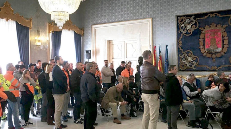Trabajadores del puerto de Alicante presentes en el pleno del pasado jueves.