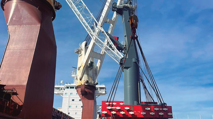 Momento de la descarga de la grúa procedente de Castellón en los muelles del Puerto de Alicante.