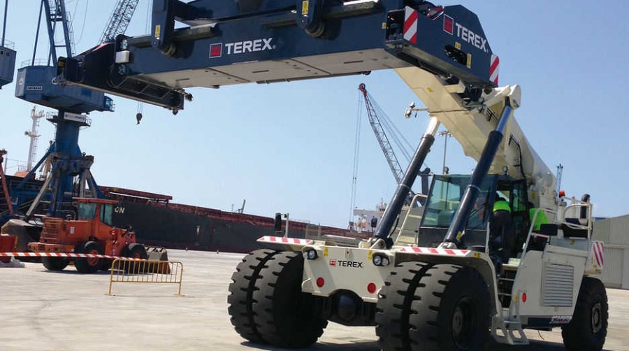 Fantuzzi Noell Iberia entrega una nueva reach stacker Terex a Fruport Tarragona