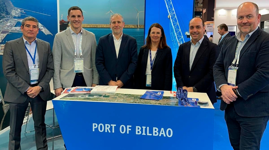 De izquierda a derecha: Roberto Bartolomé, Uniport; Andima Ormaetxe, director de Operaciones, Comercial, Logística y Estrategia de la Autoridad Portuaria de Bilbao; Andoitz Korta, viceconsejero de Promoción Industrial del Gobierno Vasco; Cristina Ardeo, Autoridad Portuaria de Bilbao; Mikel Amundarain, director del Ente Vasco de la Energía (EVE); Zigor Urkiaga, Gobierno Vasco.