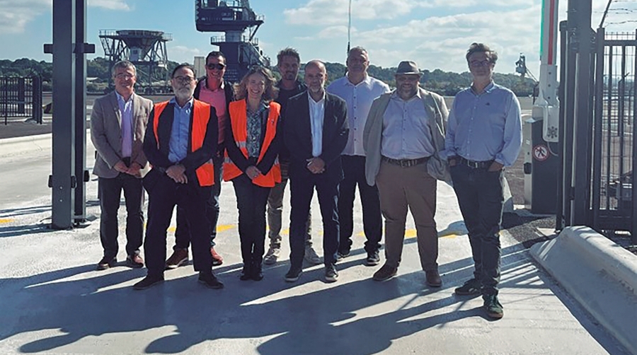 Una delegación del puerto guipuzcoano, encabezada por su presidenta, Izaskun Goñi, y su director, David Candelario, visitó el pasado viernes el Puerto de Baiona.
