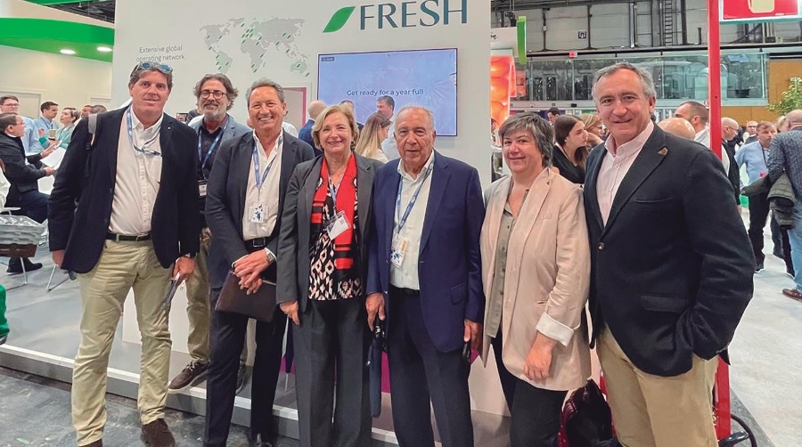 Rafael Milla, presidente, y Juan Beltrán, director general, de Grupo Raminatrans, junto a parte del equipo Reefer de la compañía en Fruit Attraction.