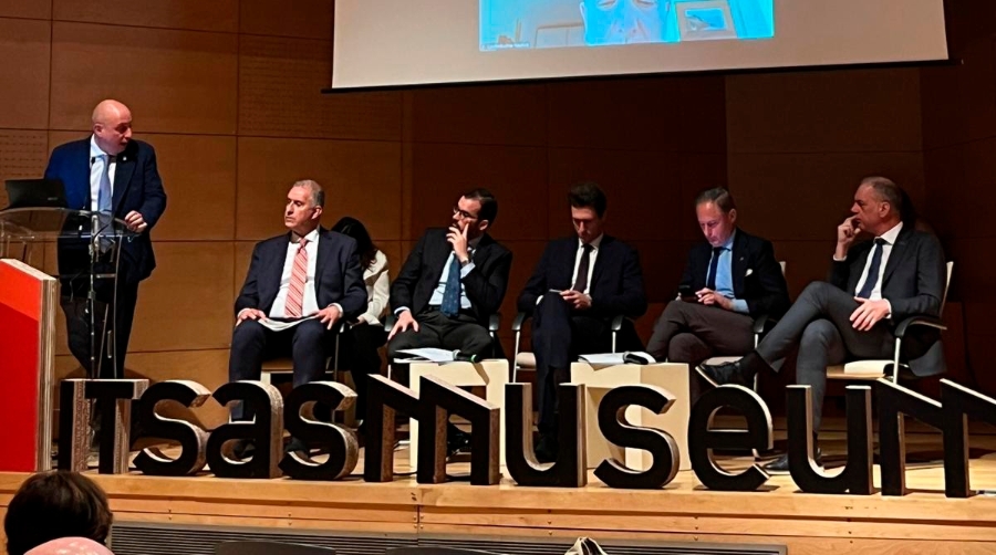 Davide Falteri, representante de la región de Liguria y presidente de Federlogistica (Federación Italiana de Empresas de Logística), presentó el Encuentro con la participación del presidente de la Autoridad Portuaria de Bilbao, Iván Jimenez (segundo por la derecha), y representantes de la delegación ligur.