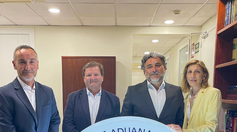 De izquierda a derecha: Joan Pere Gomez Comes, Co-Founder &amp; Business Director de ShippedFlow; Antonio Llobet , presidente de COACAB; ⁠Salvador Vallespi, Co-Fundador &amp; CEO de ShippedFlow; ⁠Mercè Coscolla, directora COACAB.