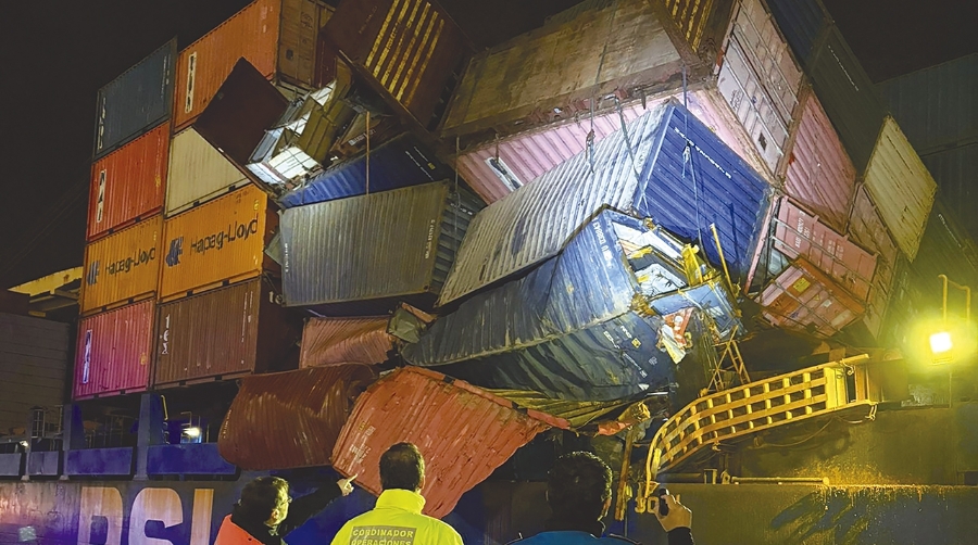 Comienza la remoción de los contenedores del “Maria Francisca” en Vigo