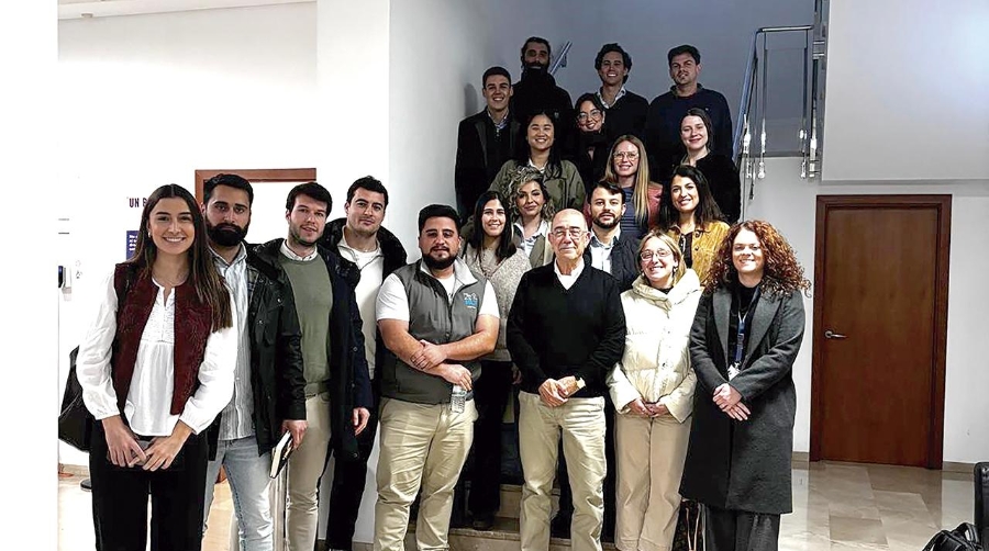Pedro Coca, presidente de la Fundación ÉTNOR y expresidente de Propeller Valencia, junto con los socios de Propeller Junior.
