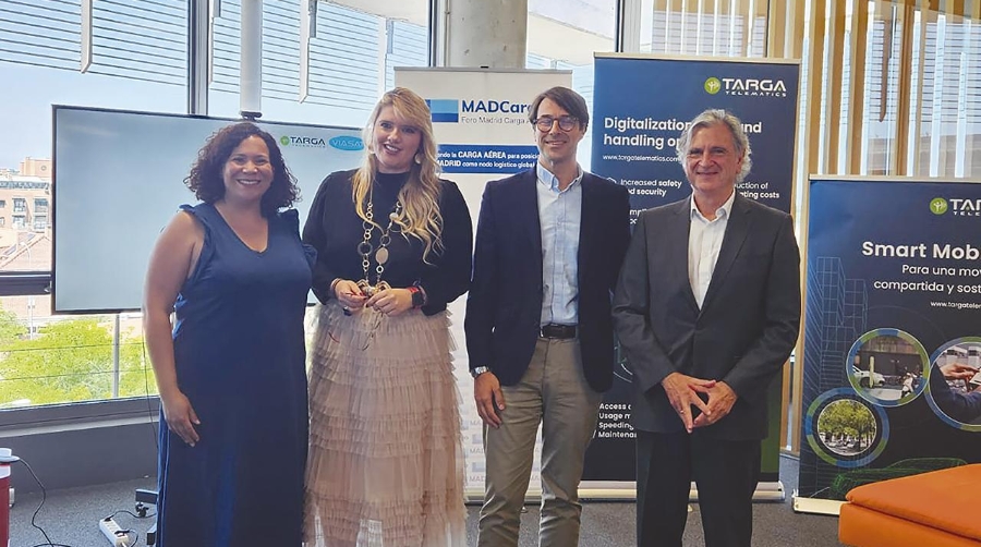 Angélica Nodal, directora de Foro MADCargo; Natalia Hoyos, Key Account Manager de Targa Viasat España; Mario Martínez Marcos; Country Manager de Targa Viasat España y Jesús Cuellar. presidente de Foro MADCargo.