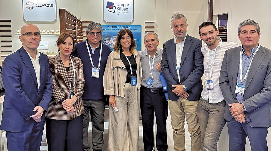 Leandro Azkue, viceconsejero de Pesca y Desarrollo Litoral del Gobierno Vasco; Ixone Soroa, directora de Pesca y Acuicultura del Gobierno Vasco; Claudio Mendoza, director de Operaciones de Frioport; Amaia Barredo, consejera de Alimentación, Desarrollo Rural, Agricultura y Pesca del Gobierno Vasco; Pedro Garay, administrador de Frioport; Oskar Santisteban, director de Proyectos de Share Logistics; Iñigo Garay, Business Development Manager de Frioport; y Roberto Bartolomé, de Uniport.