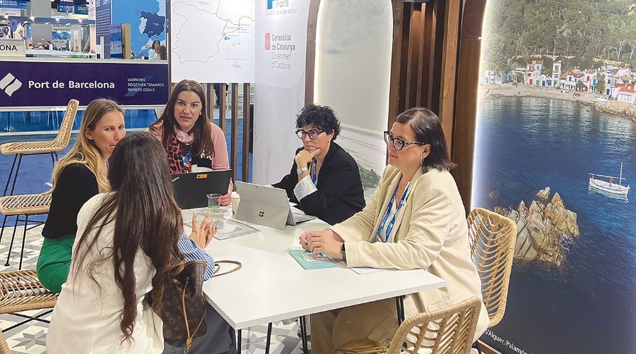 Las representantes de Ports de la Generalitat durante una reunión de trabajo en Seatrade Cruise Global.