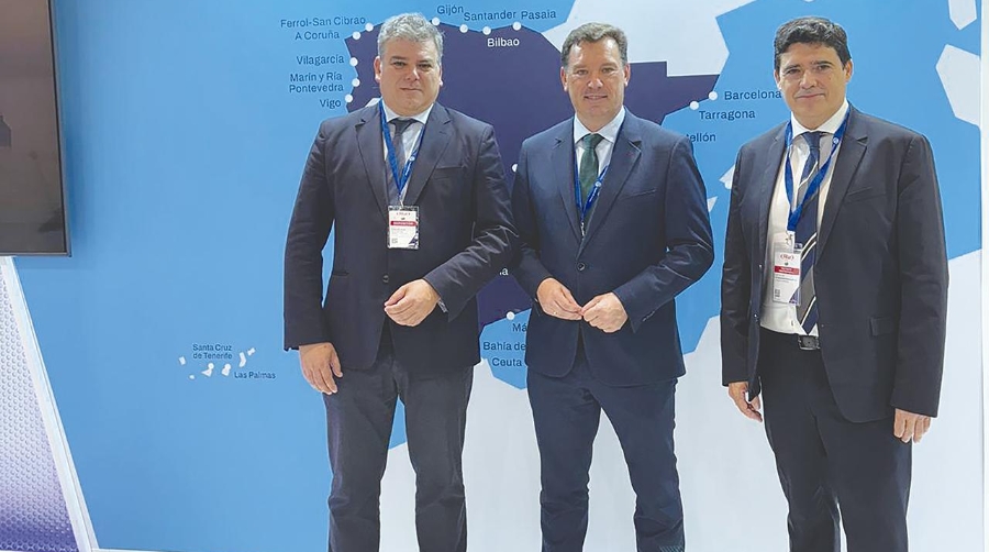 El presidente del Puerto de Huelva, Alberto Santana (centro) ha acudido a la muestra acompañado por el director del Puerto de Huelva, Alfonso Peña (izquierda), y el jefe del Área de Desarrollo de Negocio y Comercial, Jaime Beltrán (derecha).