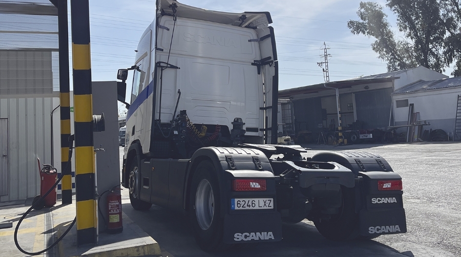 FVET alerta de que el precio del diésel “asfixia” a los transportistas valencianos