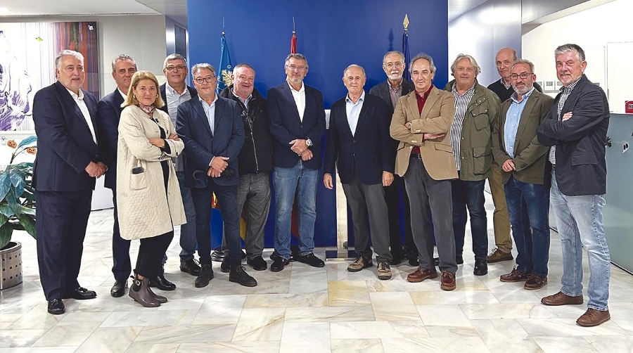 Junta Directiva de FVET junto a Guadalupe Ferrer, gerente Casa Caridad y Luis Miralles, presidente de Casa Caridad.