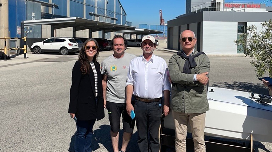 Valenciaport ha acogido una prueba piloto de una embarcación hydrofoil no tripulada desarrollada por Caponnetto Hubber (CH). Desde la izquierda, Yolanda Gregori (Opentop), Alexandre Mercier (Senior Naval Architect en CH), Mario Caponnetto (CTO de CH) y Javier Cubas (Fundación Valenciaport).