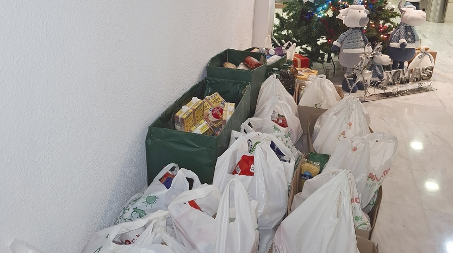 Parte de los alimentos recogidos en la sede de la APA a beneficio de ACOMAR.