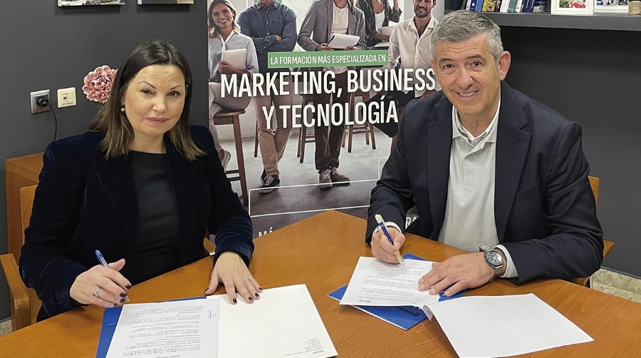 La presidenta de ASECAM, Cristina Plumed, y el director de ESIC Business &amp; Marketing School Comunidad Valenciana, Agustín Carrillero Castillo.