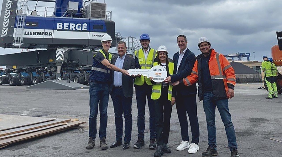 Diferentes directivos de Bergé y Liebherr Ibérica asistieron a la recepción de la grúa.