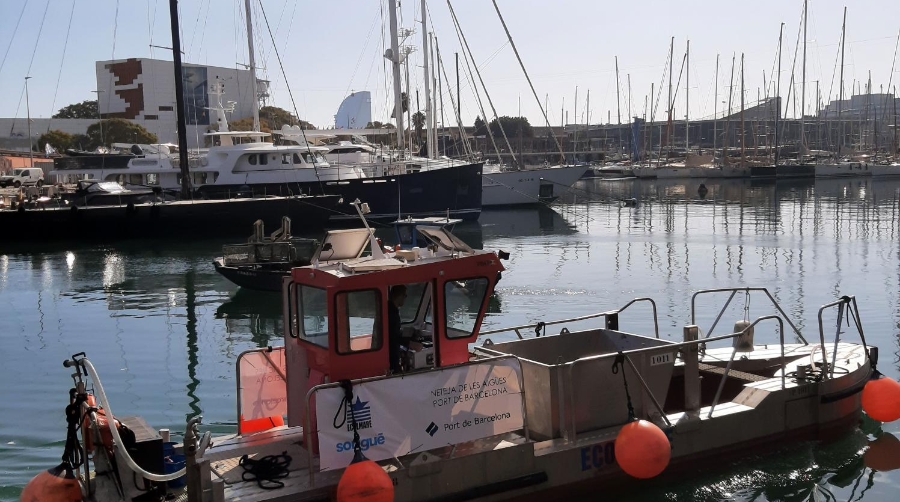 Port de Barcelona refuerza el servicio de limpieza de aguas