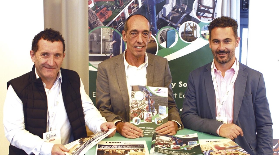 Mikel Echegaray, de Berango 2004 Servicios Logísticos; Joxan Madinabeitia, del Puerto de Baiona; Arnaud Pierre, de KPMG. Foto J.P.
