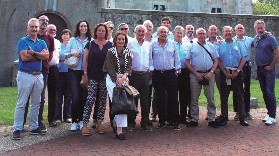 Parte de los socios y socias del Propeller Club del País Vasco-Port of Bilbao participantes en la jornada, ante el Castillo de Arteaga en el que se celebró el almuerzo. Foto J.P.