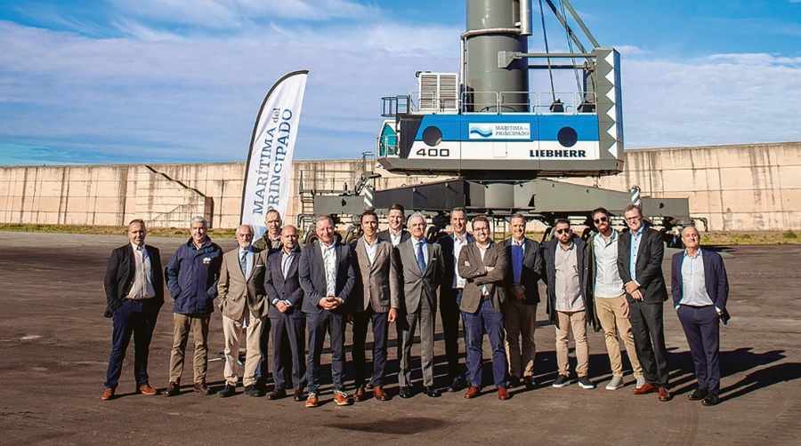 Responsables de Marítima del Principado Grupo Toro y Betolaza y Liebherr Ibérica presentaron la grúa en El Musel.