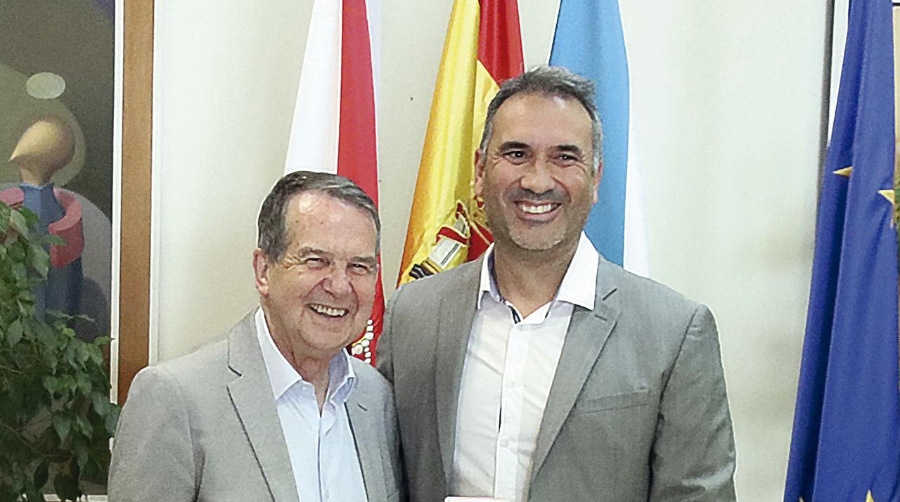 Abel Caballero, Alcalde de Vigo, y Pablo Paz, responsable de la oficina de Vasco Shipping en Vigo.