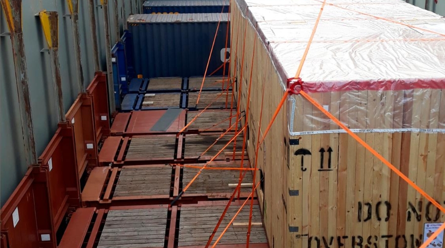 Gesica realiza la estiba y fijación de una carga extradimensionada sobre buque en Barcelona