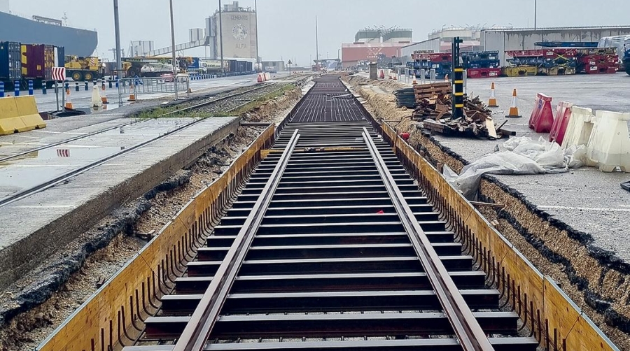 La obra supone la renovación de 2.150 metros lineales de vía.