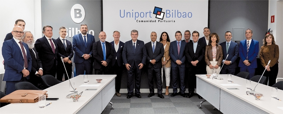 Un momento del encuentro mantenido entre la Junta Directiva de UniportBilbao y el alcalde de la ciudad, Juan Mari Aburto