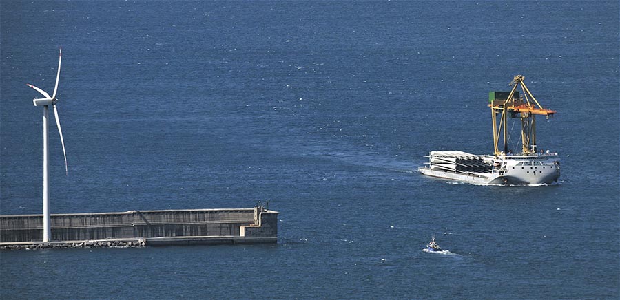 Llegan al Puerto de Bilbao las palas de los aerogeneradores de un nuevo proyecto e&oacute;lico de Iberdrola.