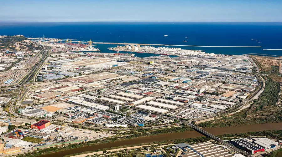 Mercabarna, considerado el hub alimentario del Mediterráneo, es un enclave estratégico que agrupa a más de 700 empresas del sector agroalimentario y logístico.