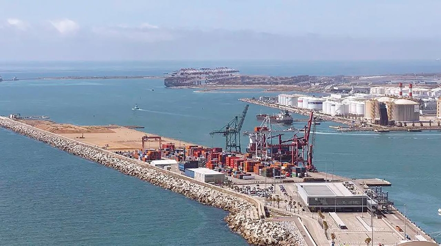 El Puerto de Barcelona mantiene su actividad habitual tras el accidente en el muelle de la Energía