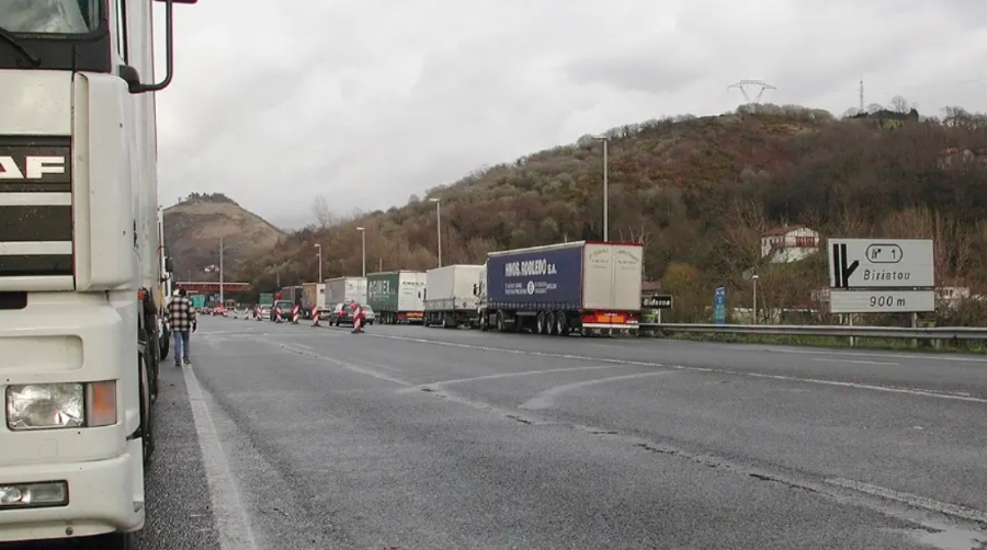 Se ha cerrado el peaje de Biriatou en ambos sentidos al tránsito de camiones de más 3.500 kg (imagen de archivo).