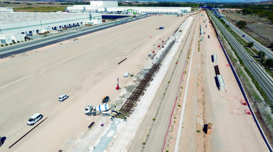 Las obras de construcción de la futura Terminal Ferroviaria Intermodal del Puerto de Tarragona en la Ciudad del Transporte avanzan a buen ritmo para alcanzar el objetivo de finalizar los trabajos en la primavera del 2025.