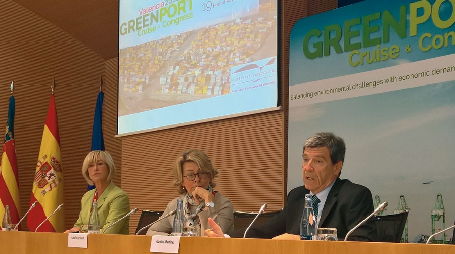 Aurelio Mart&iacute;nez, presidente de Valenciaport, e Isabelle Ryckbost,Ryckbost, secretaria general de ESPO, durante una jornada celebrada en la sede del Puerto.