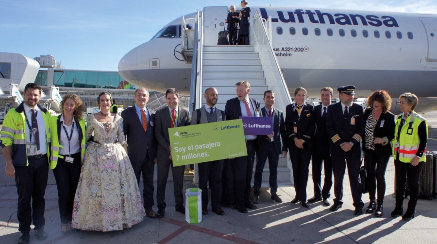 El pasajero aterriz&oacute; ayer por la ma&ntilde;ana a bordo de un vuelo de Lufthansa procedente de Frankfurt. Fue recibido por el director del Aeropuerto, Joaqu&iacute;n Rodr&iacute;guez; director de Turismo Valencia, Antonio Bernab&eacute;; y el director comercial de Lufthansa Group para Espa&ntilde;a, Alfonso Rodr&iacute;guez.