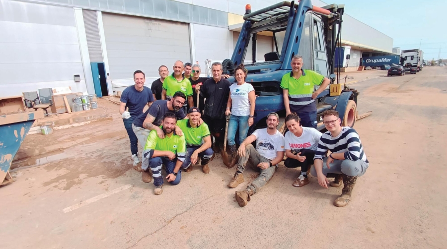 El esfuerzo de los profesionales logísticos de las empresas afectadas ha sido innegable. En la imagen, parte del equipo de GrupaMar durante las tareas de limpieza de sus instalaciones ubicadas en la zona cero.