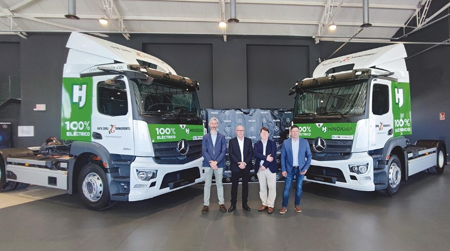 Mario Polo, Rafa Grau, Antonio Monrós y Francisco Grau, en la entrega de las dos unidades eléctricas eActros.