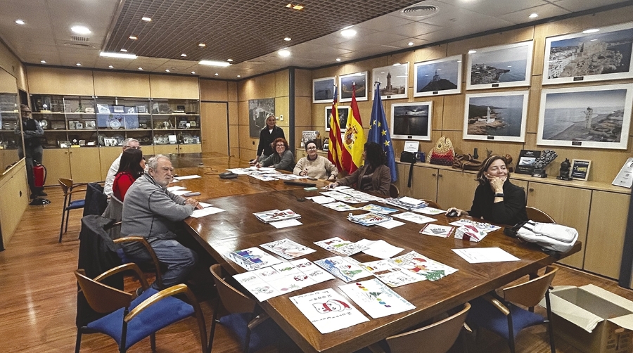 Miembros del Jurado junto a las postales navideñas entregadas para el concurso organizado por PortCastelló.