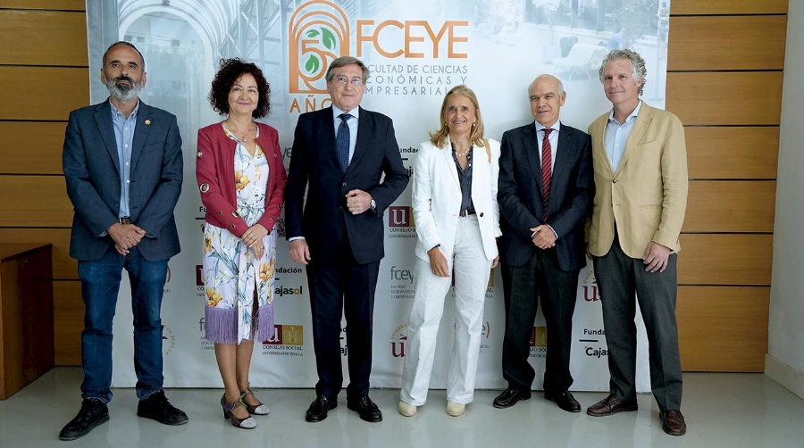 Manuel Sánchez, director del Departamento de Administración de Empresas y Marketing de la FCEyE, Rosario Asián, secretaria de la FCEyE, Rafael Carmona, presidente de la Autoridad Portuaria de Sevilla, Carmen Barroso, vicerrectora de Análisis y Planificación Estratégica de la US, José Luis Galán, catedrático de la US y director de la Cátedra Puerto de Sevilla, y Ángel Pulido, director de la Autoridad Portuaria de Sevilla).
