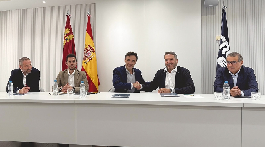 El consejero de Infraestructuras y Desarrollo Territorial, Jorge García Montoro, mantuvo hoy una reunión de trabajo con el presidente de Croem, Miguel López Abad.