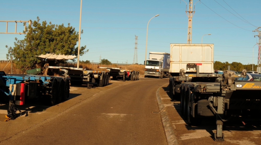 Asivalco crea una comisión para mejorar el aparcamiento de camiones y remolques en Fuente del Jarro