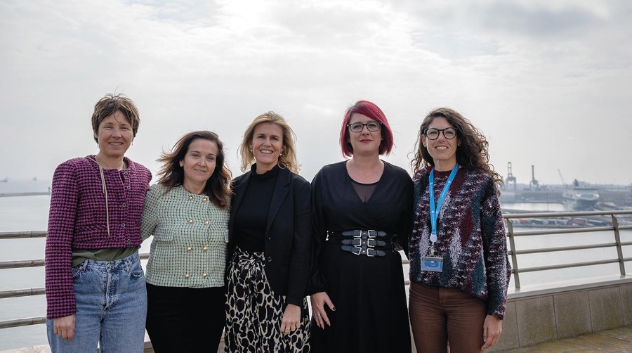 De izquierda a derecha: Gemma Peñalver, directora de Obra; Ana Arévalo, energy transition manager; Míriam Alaminos, subdirectora general i responsable de Economía Financiera; Debora Martín, responsable de Proyectos de Infraestructuras TIC; y María Martínez, técnica de Supervisión y Control de Obras y Servicios, de Port de Barcelona.