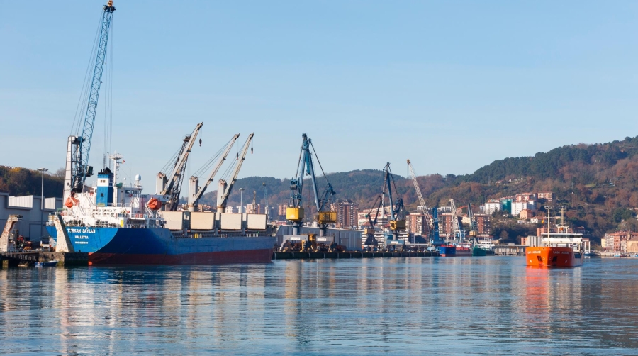 El plazo de la concesión es de 30 años y Algeposa incorporará una nueva grúa híbrida al muelle.
