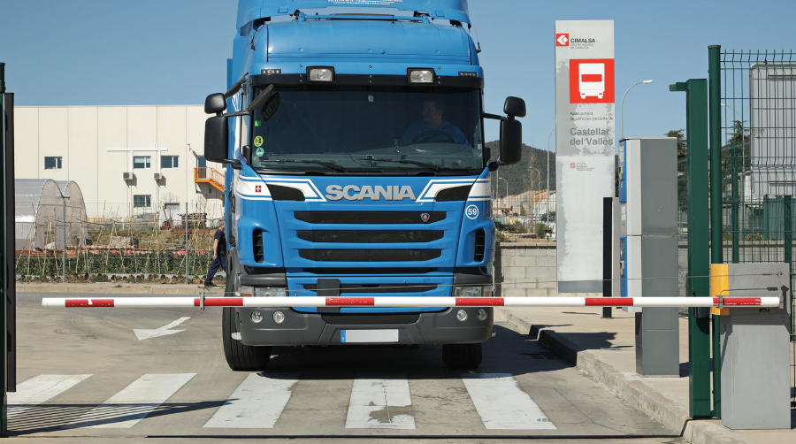 El aparcamiento dispone de 126 plazas para vehículos pesados de hasta 17 metros.